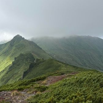 比麻奈山から軍艦山（アンギラス）の稜線です。
ニセイカウシュッペ山は、まだ雲の中でした。