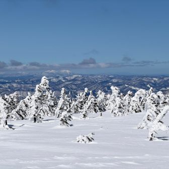 山頂から八甲田方面