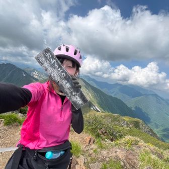 藪漕ぎでボロボロだから地鶏やめようかと思ったけど少しだけ🤏
髪の毛ボサボサ〜

ペットボトルのチラ見えダサいww
でも中身は沢で濾過した水で作ったポカリスエットです😋めっちゃうまかった💕