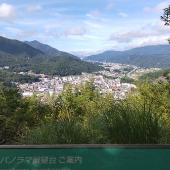 都留市街と大月方面の山々