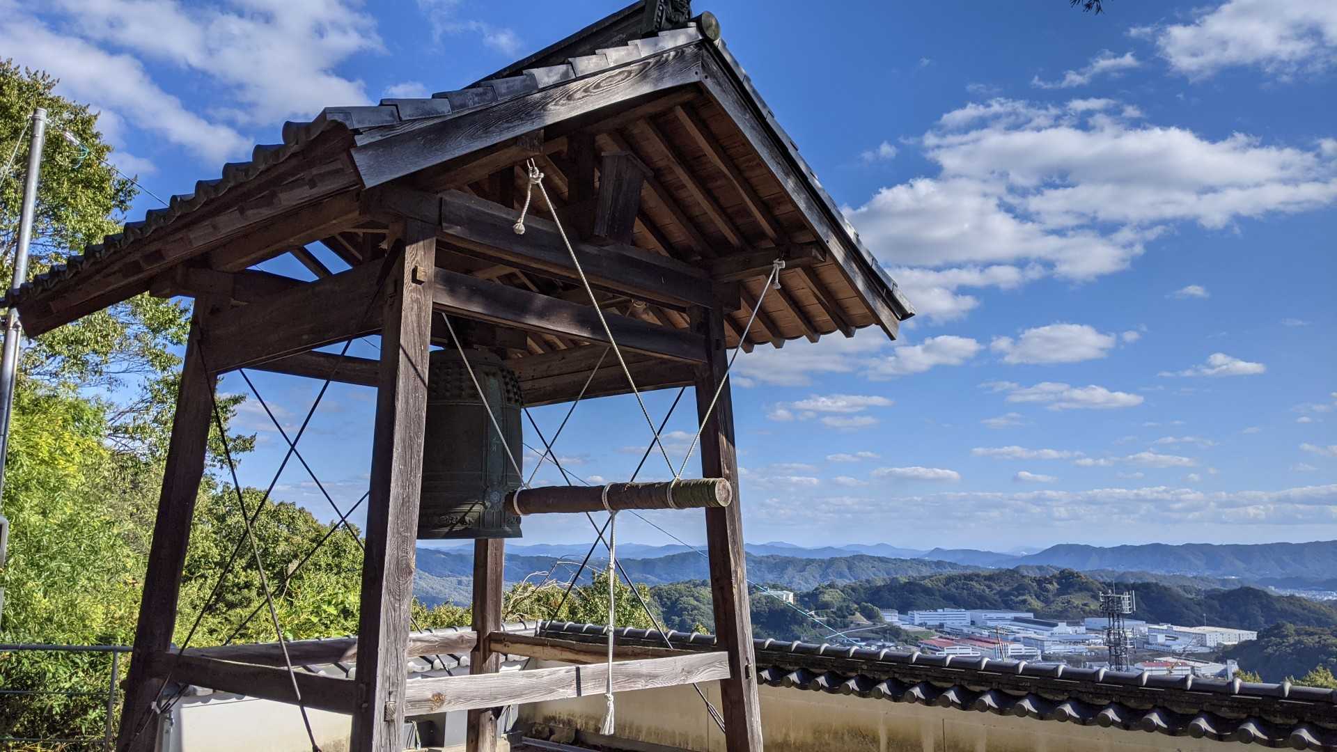鐘をひと突き🔔軽く突いたのに想像より大きな音😅