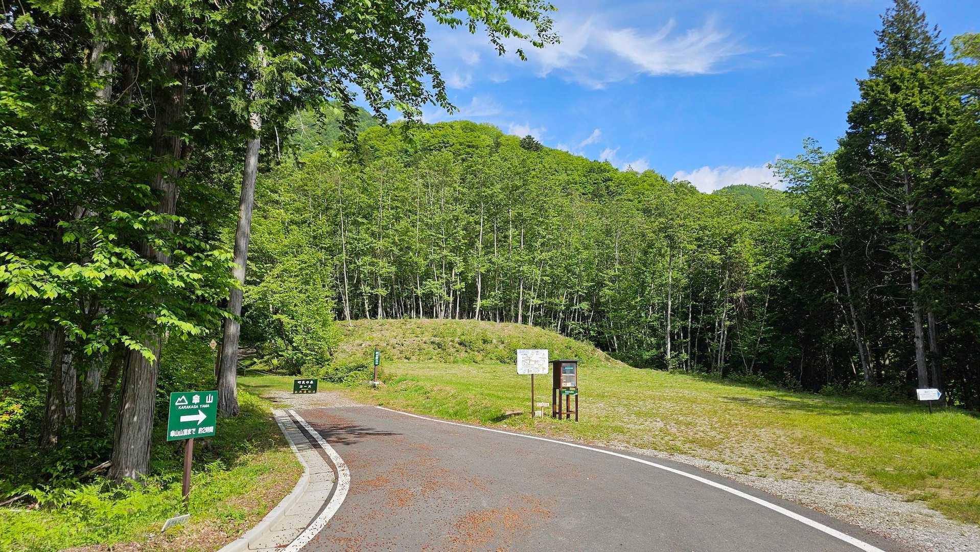 すれ違いの難しそうな狭めの林道を上がっていくと
広々とした町民の森の駐車場に到着