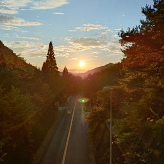 夕陽と鈴鹿スカイライン。
トンネルの上から。