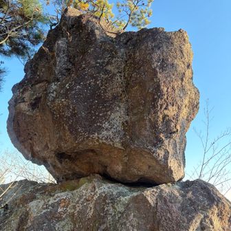 絶妙なバランスで乗ってる石🪨