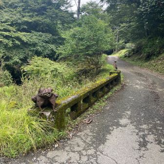 橋に金属製のオブジェ。