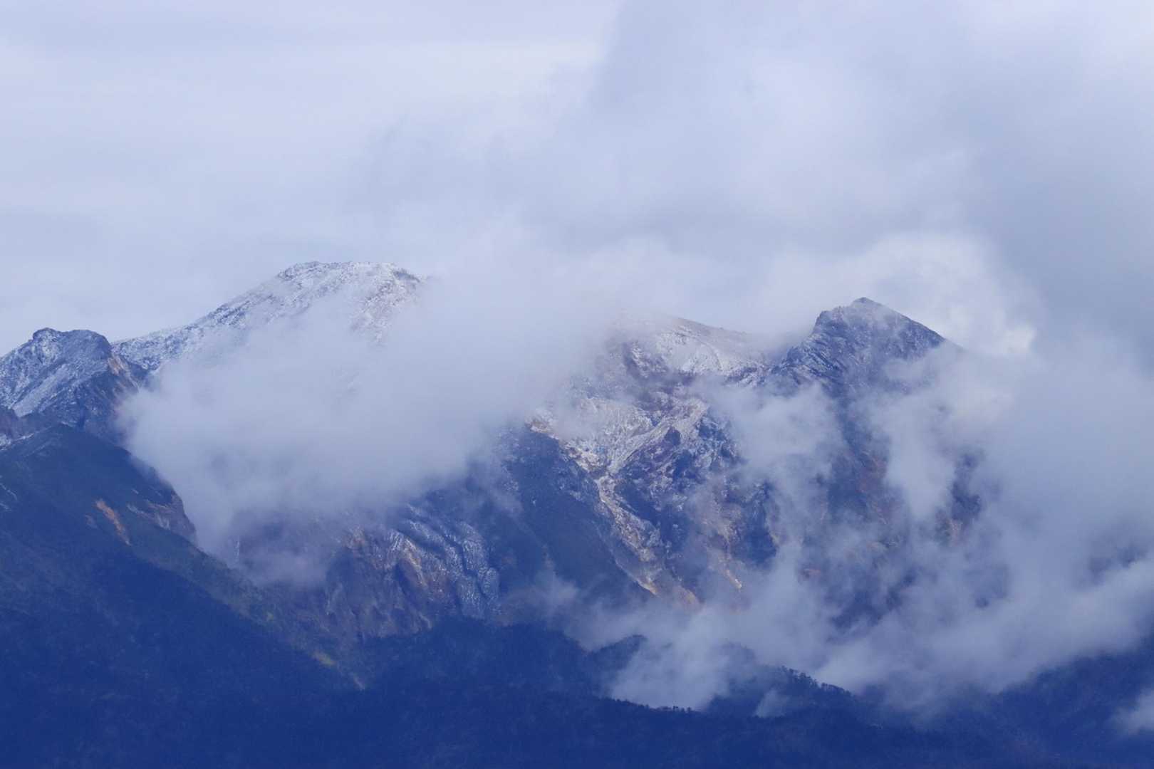 雲が流れて見え隠れする御嶽山〜💙