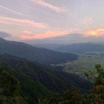 薄曇りの向こうに月が見えてました👀