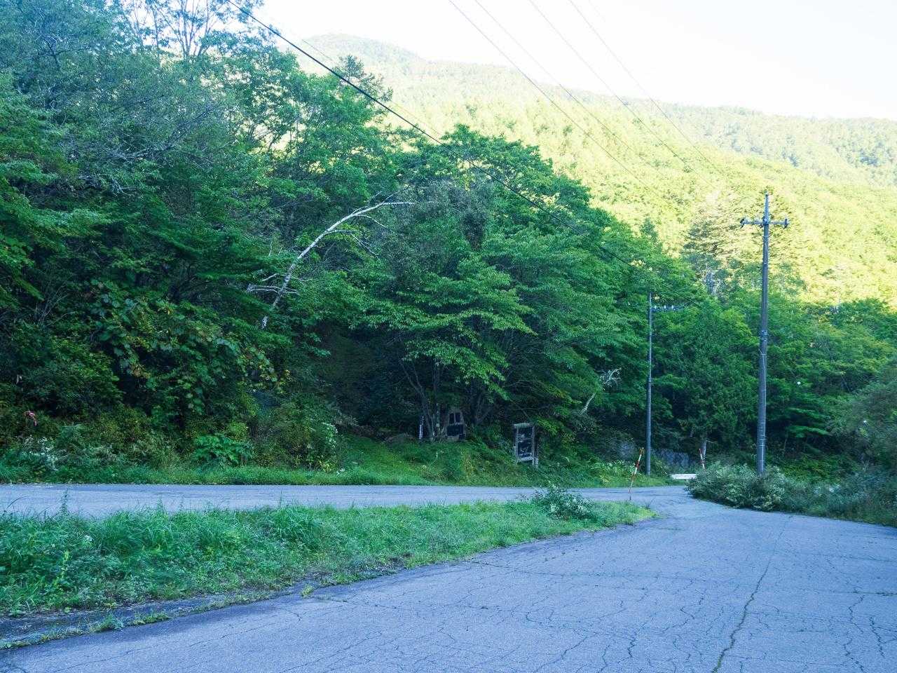 北アルプスでテント泊の予定を変更して角間山へ。駐車場に車を停めて出発。