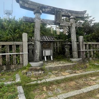 御神廟にお参りしますか

ここには伊夜日子大神（いやひこのおおかみ）と妃神の妻戸大神（つまどのおおかみ）の御神廟（ごしんちょう）があり、仲良く2柱でお祀りしてるので縁結びの名所として知られています

参拝方法は普通2礼2拍手一礼だが、
弥彦神社は2礼4拍手一礼なんだな
