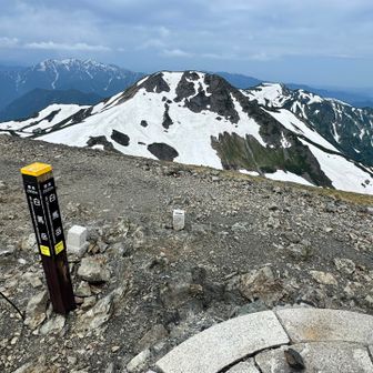 道標の向こうには最後の目的のピーク、百高山の旭岳が鎮座している