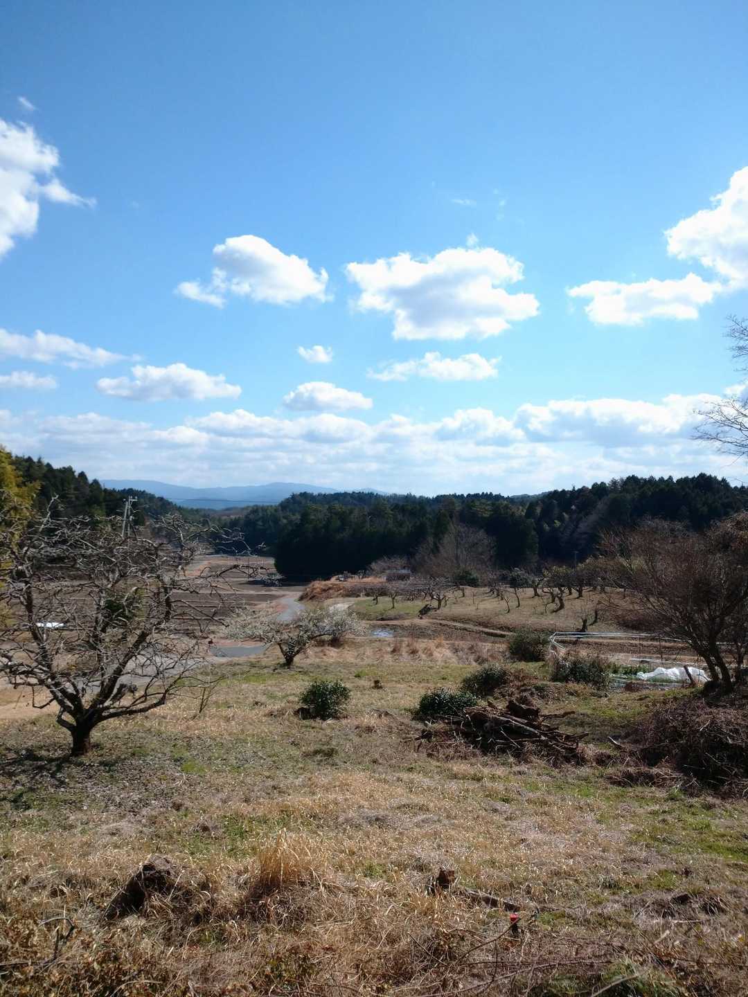 登山道終了で集落へと出ます。