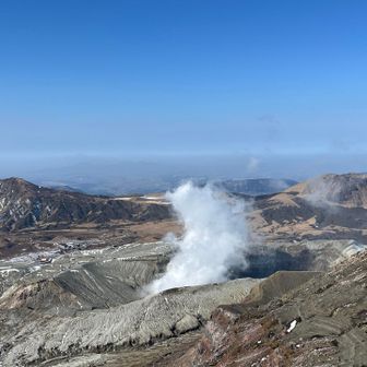 火口は規制があって観光客はおらず