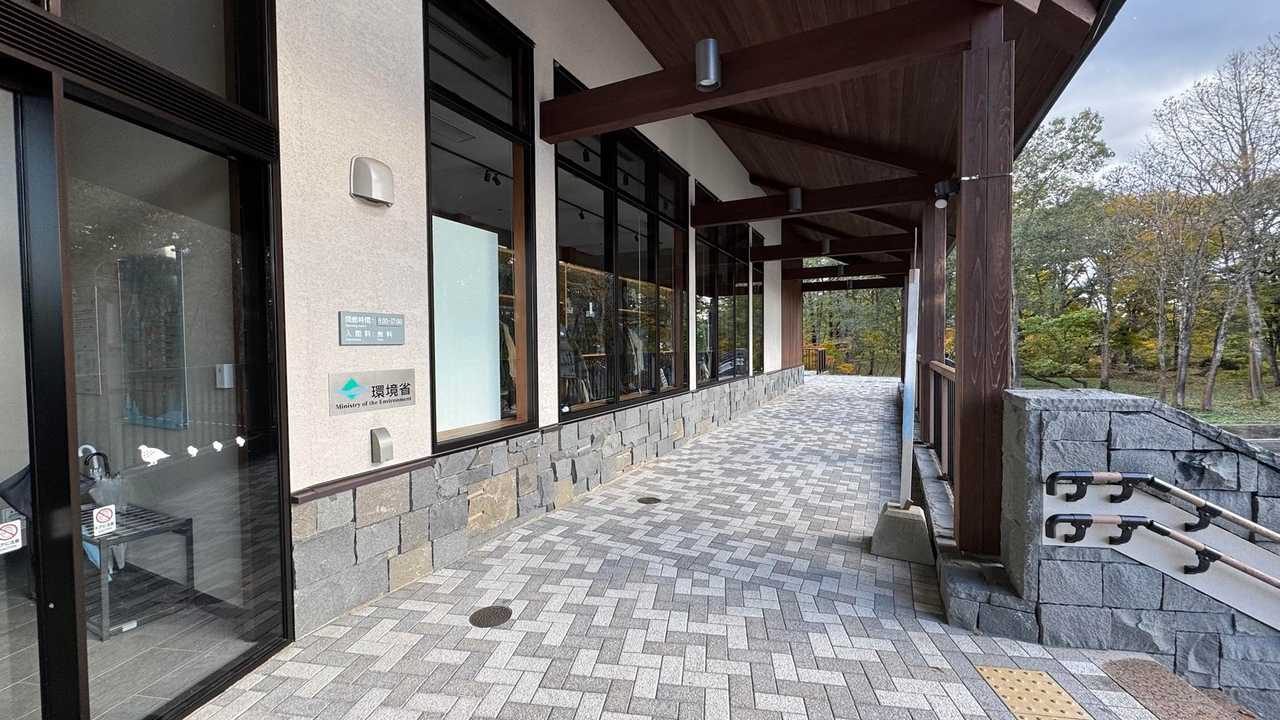 ベンチの1つぐらい置いてくれても…