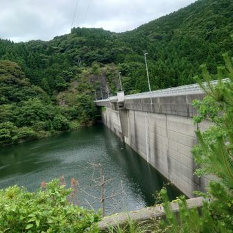 諭鶴羽ダムに車を停めてスタート