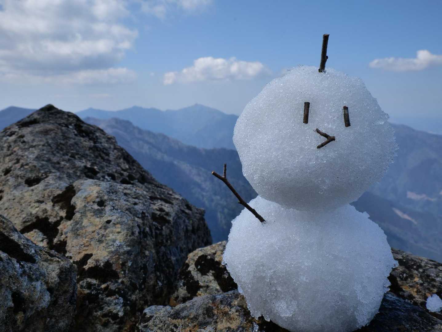 弱気になりながらも山頂まで来られたのは、山頂手前に残雪見えたから。
そぼポンタに会いたいと思ったから。