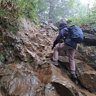 女坂であっても、ちょっと岩を登る。
トンビ岩からの眺望はお預け。
