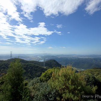 展望台から金甲山方向。遠くは霞んでいますね～。