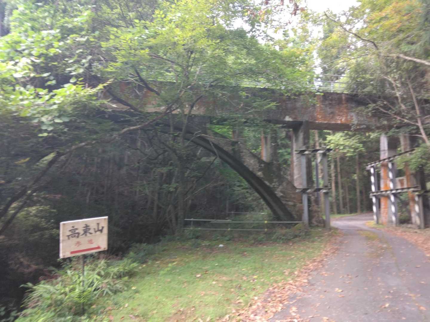 ダム湖沿いの道を遡上。趣きある用水路の下を通過