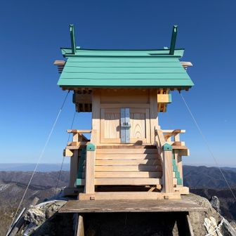 今年、再建された祠を拝むのも3回目‼️
