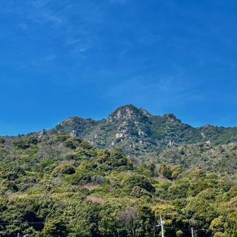 右田小学校登山者用🅿️から美しい右田ヶ岳を見ながら塔之岡登山口まで歩きます✨