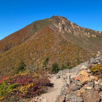 赤埴山から望む磐梯山。左が表の顔(穏やか)右が裏の顔(山体崩壊)