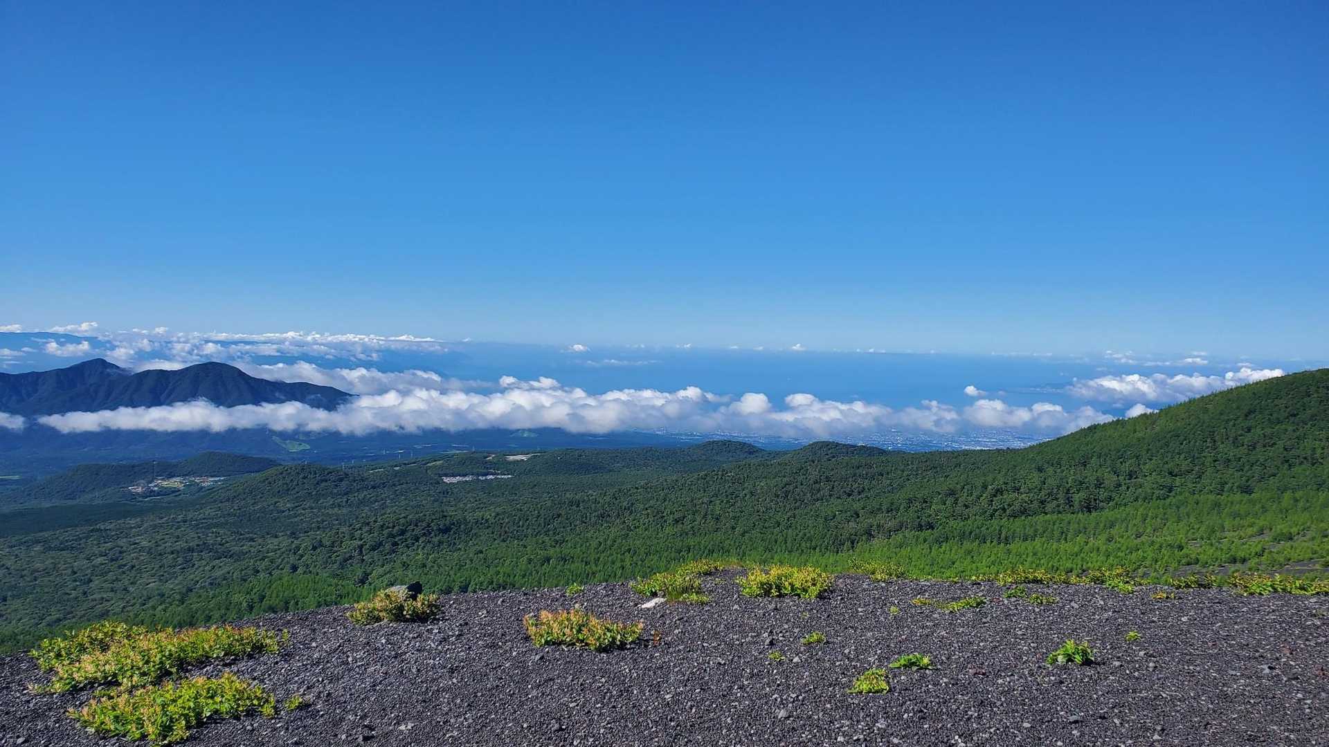 山頂から広がるパノラマ（右）