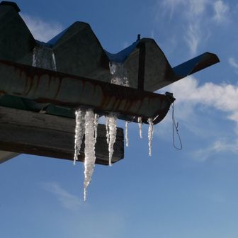 今日は閉店。でも営業していたからこそのつらら？