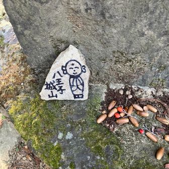 私の三大ミステリーマスコット。
石に描かれたお地蔵さん。