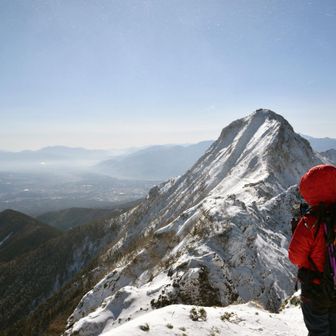 稜線上に上がってからも時折の爆風で雪が舞うけど、陽射しは良し🌞
見たかった景色を求めて石尊峰側に進みます！
📷石尊峰から眺める赤岳と富士山の構図がとても好き♡