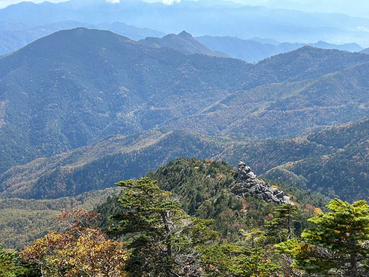手前に天狗岩、中央奥の三角が乾徳山