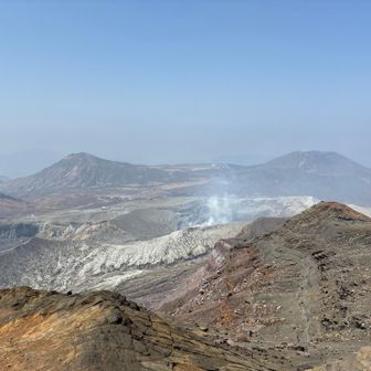 火口から噴煙が定期的に上がります