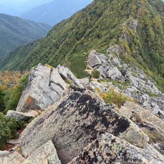 結構な岩登りが続く