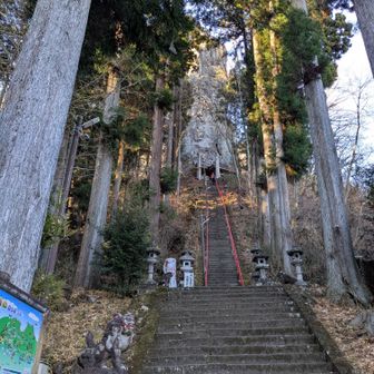 ゴール地点の中岳神社、後ろの大岩がルートを物語る