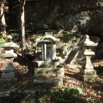 大岩の前に祠、ここまでの道は広い
