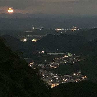満月ではないけどでっかい月
雲に隠れて不気味に見える