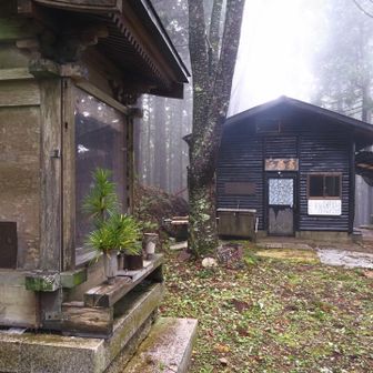 小屋の前に建つ不動堂
それでは大天井ヶ岳に向かって登っていきます