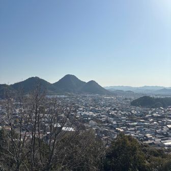 東に松鞍山。