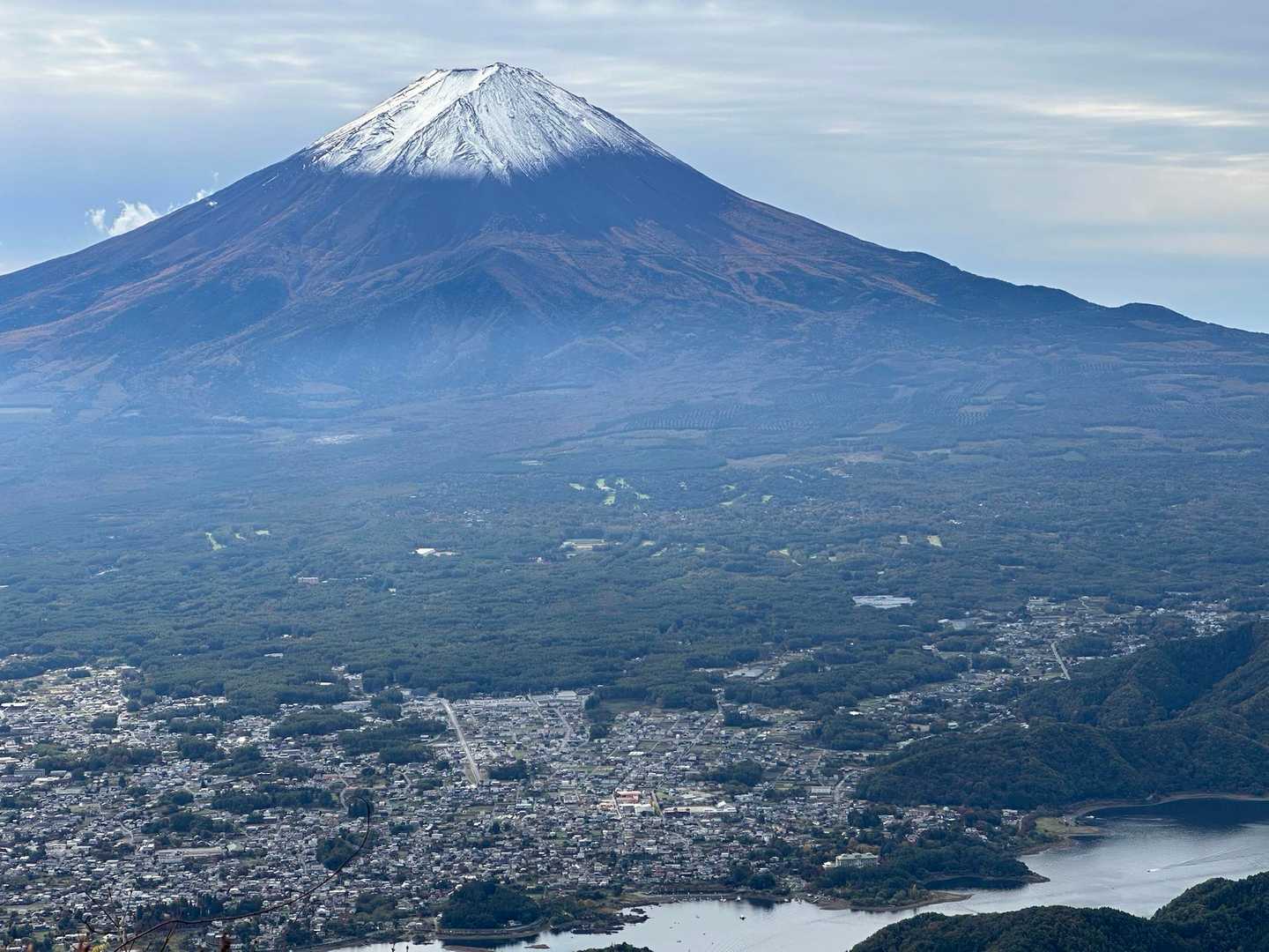 河口湖と街と富士山