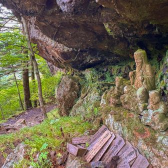 
【鷲ノ窟】
役行者と両脇に前鬼後鬼が祀られてる

南無神変大菩薩 🙏

「雨まだ降りそうやし、ココでやめとこか？」🧔‍♂️
「頂上まで あとどれくらい？」👩‍🦱
「1キロくらい」🧔‍♂️
「それやったら がんばろかな」👩‍🦱
