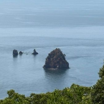 奥にしめ縄を通している夫婦岩🪨🛘
左の玉理島（男島）と右の寒戸島（女島）
間にある小さな岩は、「子岩（こいわ）」
平安〜鎌倉時代にこの海域を治めた河野水軍⚓️の武将・河野通信が、源平合戦（屋島の戦い）の出陣にあたり戦勝祈願したのがはじまりという