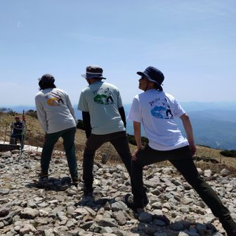 Tシャツの兄さんと同じポーズでパトロール隊の方に撮ってもらいました。
なかなかエエやろ！