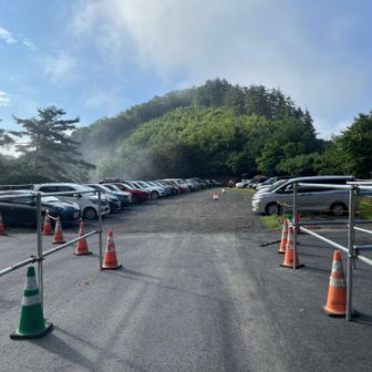 7時ぐらいの村営駐車場の状況。
夏だと6時ちょい前だったらワンチャン？？