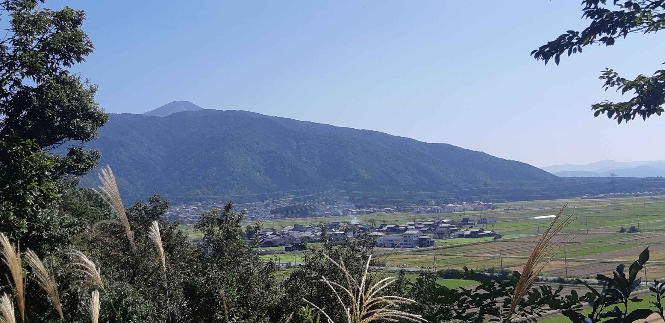 浅井家先陣跡からの眺望⛰️
伊吹山の山頂部分が見える⛰️