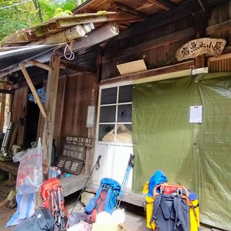 岩魚留小屋では大勢の方が再生作業されてました。復活が楽しみですね🤗























ここから下は、一人で歩きながら色々思いを巡らせたことの忘備録なのでスルーで🙇‍♂️

それにしても今年の夏山シーズン（7月中旬～9月中旬）は週末ごとにお天気悪しだった。
それでも泊まりの縦走を日帰りにしたり、現地で1日くらい雨喰らうのを覚悟して山へ入った。
仕事の日に限っていいお天気、そんな空を何度恨んだことだろうか。
秋の長雨がようやく解消され、久しぶりに絶好の山日和となった土曜日。
あさイチで上高地へ、徳沢までお散歩するだけで山には登らない。
徳沢で朝から夕方まで食べて飲んで語らう。
その間にザック背負って何人の人が山へ向かっただろうか。
山へ向かう人からしたら「晴れの日無駄使い」かもしれない。
でも、山々や木々に囲まれてまったり過ごす時間のほうが贅沢だよ？
涸沢でも同じような時間を過ごした方も大勢いたと思う。
ジャン北壁登ったと思ったら徳沢で宴会。
我ながらこの振り幅のデカさはすごいと思う（自画自賛）。
山は逃げないって言うけど、体力が逃げていくお年頃。
同年代の山仲間の多くがそう言っているし、自分もそう思う。
でもどっかにゆとりも必要だよね。

ひょんなことから人の背中を押すことをやりはじめてる。
でも押し加減が難しい。
自分の思い描くロードマップと当人が希望するギャップとの乖離。
それを埋めていくのに頭を悩ます。
「行きたいところと行っていいところは違うんだよ」と言う機会はよくある。
背伸びしすぎる人のほうが多いから。
でも、行っていい山のはずなのに行かない人だっている。
行ける山のはずなのに諦めちゃった人もいる。
もちろん行かない理由はちゃんとある。
ロープを通して互いの命を託し預かり合う関係。
行きたいと行けるの感覚にギャップがあるんだとしたら…
それは丁寧に埋めていく必要がある。
少しでも溝があったらシビアなところへは一緒に行けない。
行かなきゃ見れない絶景、難しいルートをやり切った達成感。
あんな景色もこんな景色も、景色見えなくったって登るだけで楽しいルートもある。
共有したいと思う仲間がいることは当たり前じゃない。
焦らず、まずは簡単なところから。そしてその先は？
色々悩ましいけど、ロードマップ描くのは楽しい。
山の楽しさって、計画立てるところから既に始まってるよね。
楽しみを増やしてくれてありがとう。

人生いいことばかりではない。晴れの時期もあれば雨の時期だってある。
世界を広げれば晴れを掴むチャンスは増えると思う。
自分は浅くだけど世界だけは広げてきたつもり。
土砂降りも経験したけど、晴れもいっぱい掴んできたかなぁ。
それまでの世界をいったん横に置いて、隣の世界に踏み込んでみたらたまたま自分がいた。
諦めた世界をチラ見したらたまたまそこにいる自分と目が合った。
そんな偶然を大切にしたいと思ってもらえるような存在になれればいいな🤗