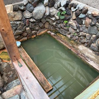 薬師湯: 足下湧出、源泉掛け流し