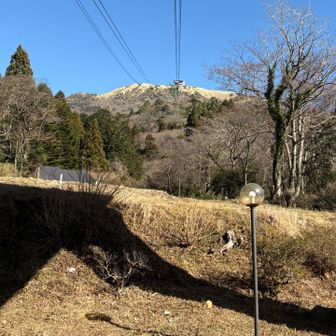 ロープウェー駅、通過🚶‍♀️

今日は運行してません🙅‍♀️
駐車場ほぼ満車だったけど、この風じゃ無理だもんね💦
せっかく観光で来た方々残念😣

風強くて怖かったけど、この日、三社巡りできたのは山頂まで足で登った人のみ
なんか勝ち組になった気分😋♪