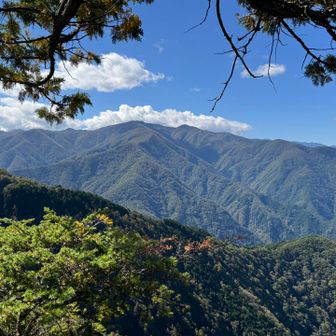 西側の眺望
奥に白石山がみえます
手前は三峰神社から妙法ヶ岳に向かう稜線