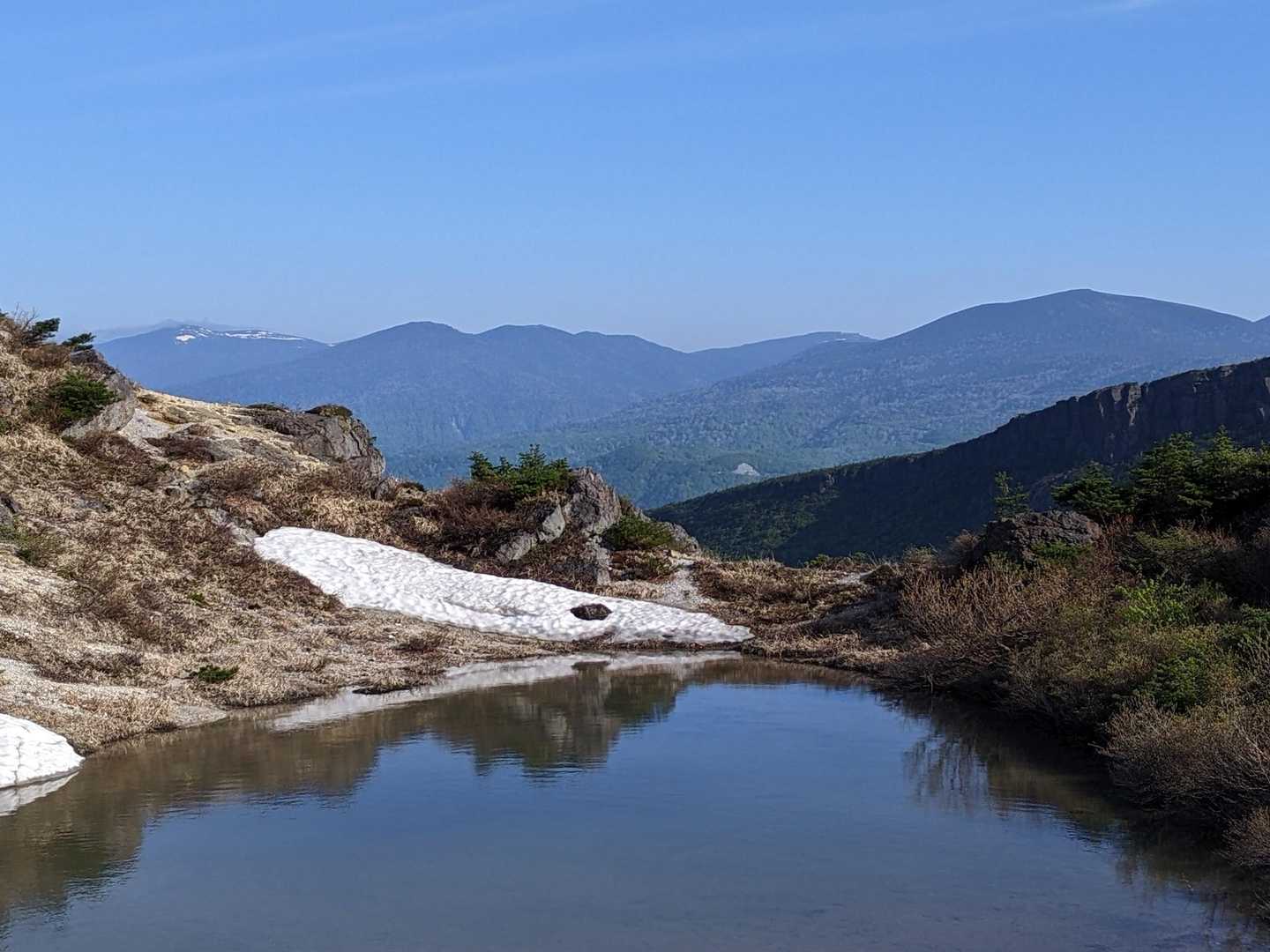 水たまりのような池と吾妻連峰