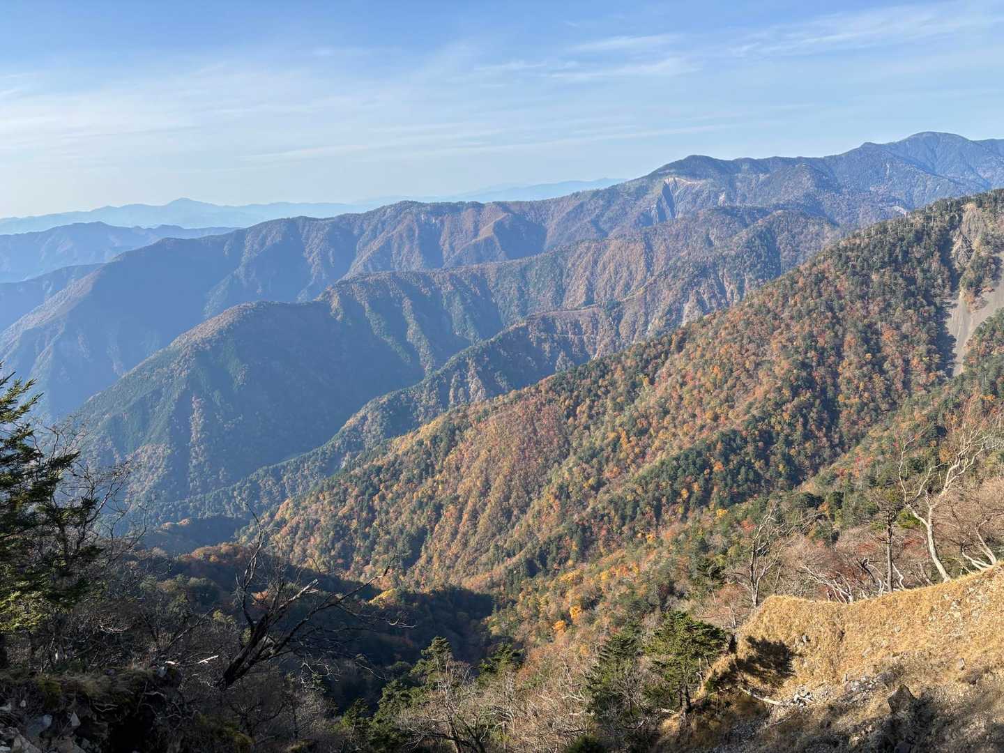 黒沢山や中ノ尾根山に行く尾根かと
追記:左の遠くに恵那山、奥の稜線は奈良代山から黒沢山、中ノ尾根山