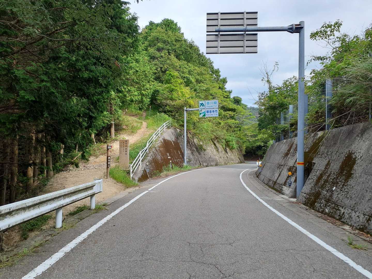 県境左側に登山口